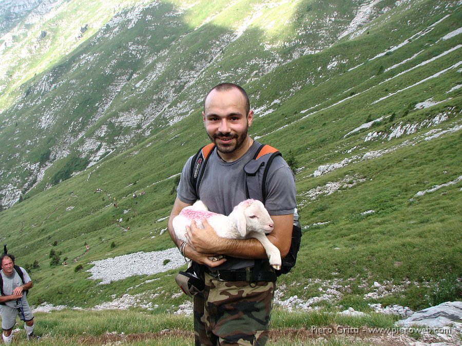 Menna3ag08 047.jpg - Dopo una dormitina l'agnellino si guarda attorno tranquillo... tra le bracccia del 'buon pastore'